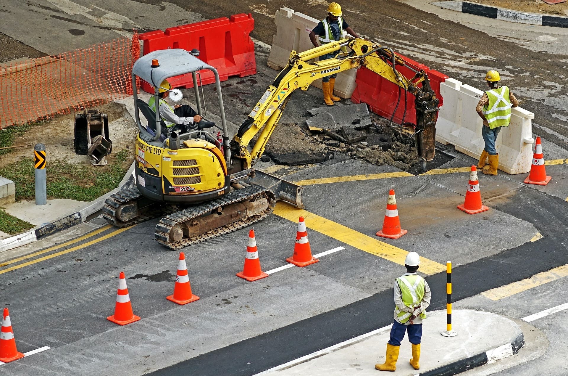 excavators-391143_1920 (2)